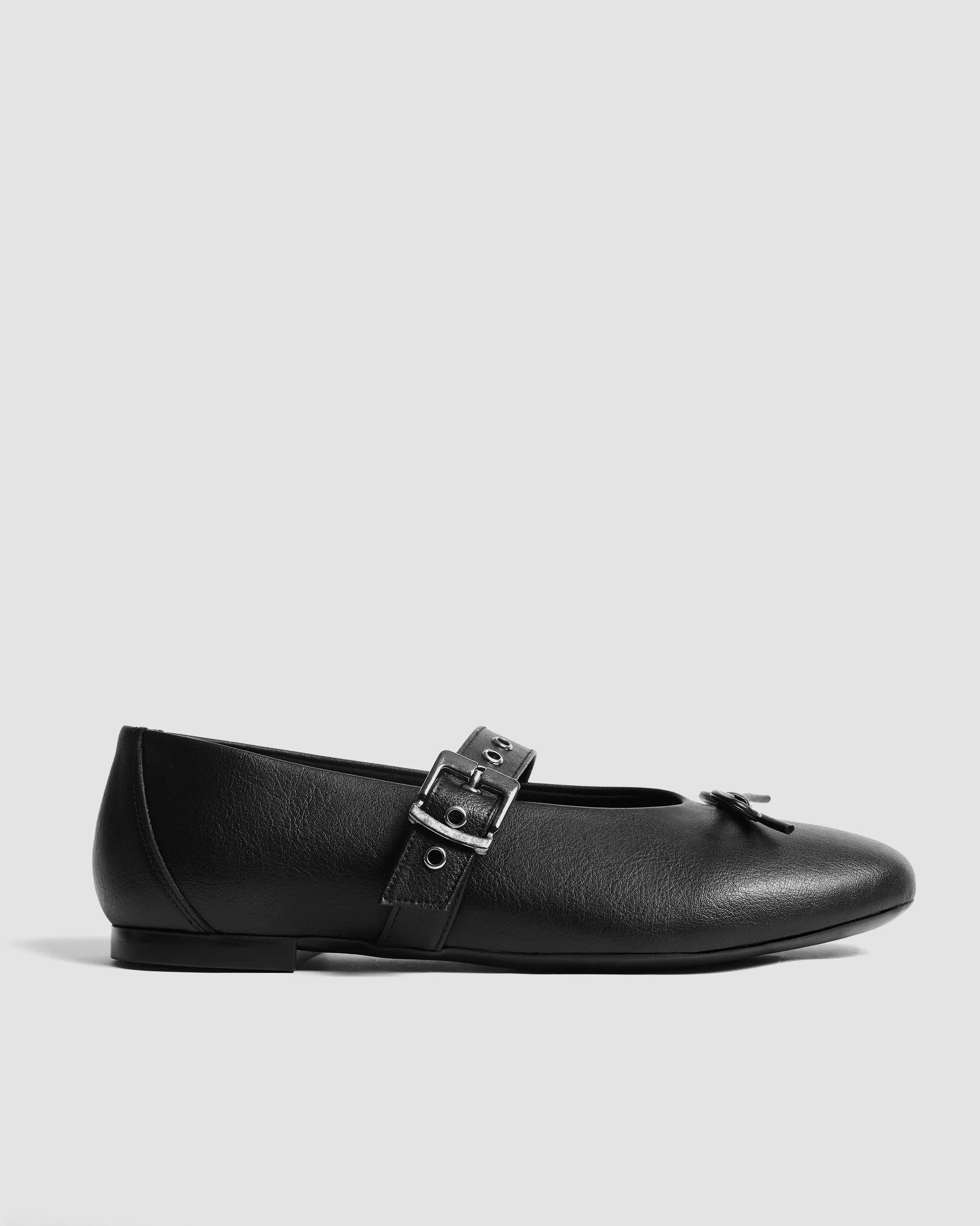 Mara Pumps black ballerinas with a bow